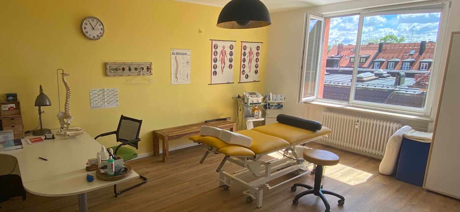 Foto des Behandlungsraumes der Privatpraxis Weimann für Physiotherapie in Schwabing